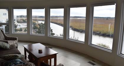 Family friendly home w/ 360 views of the bay and wild life preserve (sleeps 12)