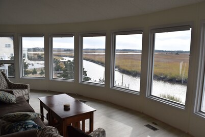 Family friendly home w/  360 views of the bay and wild life preserve (sleeps 12)