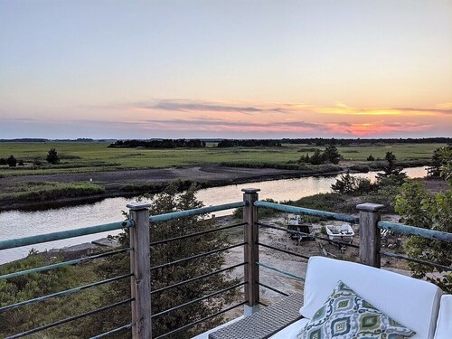 Family friendly home w/  360 views of the bay and wild life preserve