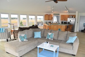 Älytelevisio, videopelejä, DVD-soitin, pöytätennispöytä