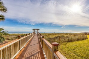 Property grounds - Seaside Sanctuary: Beach Colony's Beachfront Condo Invites Tranquility! (Pensacola)
