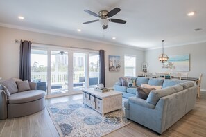 TV, DVD player, stereo - Coastal Elegance: Beautiful Townhome Embodies The Lost Key Lifestyle! (Pensacola)
