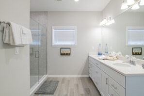 Combined shower/bathtub, hair dryer, towels - Coastal Elegance: Beautiful Townhome Embodies The Lost Key Lifestyle! (Pensacola)