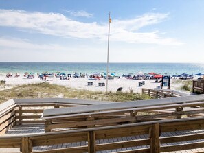 Plage à proximité, chaise longue, serviettes de plage