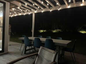 Outdoor dining - 🏝 Newly Built, Award Winning, Modern Island Getaway with AC 🏖 (New Shoreham)