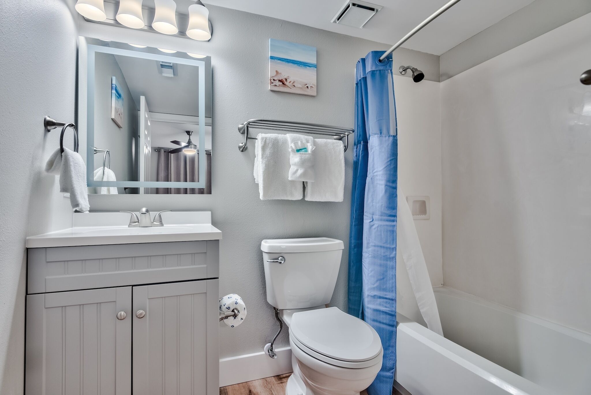 Une salle de bain avec des toilettes, un lavabo et une douche.