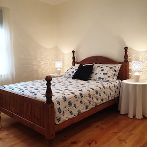 3 makuuhuonetta, silitysrauta/-lauta, vuodevaatteet