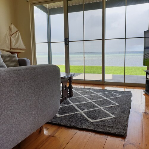 Blue Seas provides absolute beach front in the heart of Tumby Bay