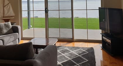 Blue Seas provides absolute beach front in the heart of Tumby Bay