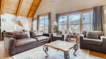 Smart-TV, peis, DVD-spiller og bøker