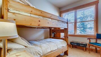 3 bedrooms, iron/ironing board, travel cot, free WiFi