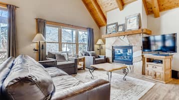 Smart-TV, peis, DVD-spiller og bøker