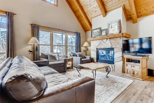 Large, perfectly located Mountain Cabin, 3 bed + loft/3 bath