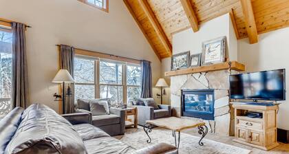 Large, perfectly located Mountain Cabin, 3 bed + loft/3 bath