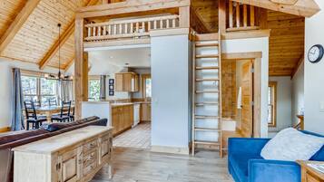 Smart-TV, peis, DVD-spiller og bøker