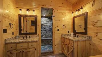 Serviettes fournies, savon, papier toilette