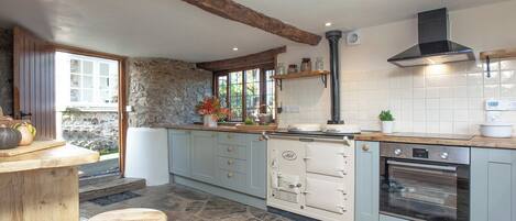 Lavavajillas, periquera y isla de cocina