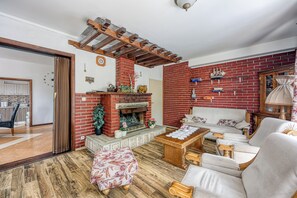 TV, fireplace, DVD player - Pool Apartment Bakija, Pakoštane, Croatia (Pakoštane)