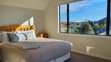 House | 4 bedrooms, desk, free WiFi