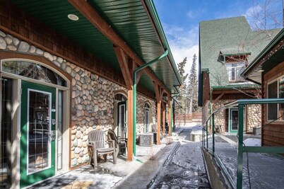 🥇Newly Renovated Mountain Retreat! 2 Story, 2bd/2bath downtown. Pet Friendly!