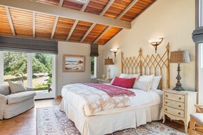 2 bedrooms, desk, WiFi, bed sheets