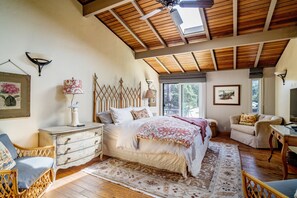 2 bedrooms, desk, WiFi, bed sheets