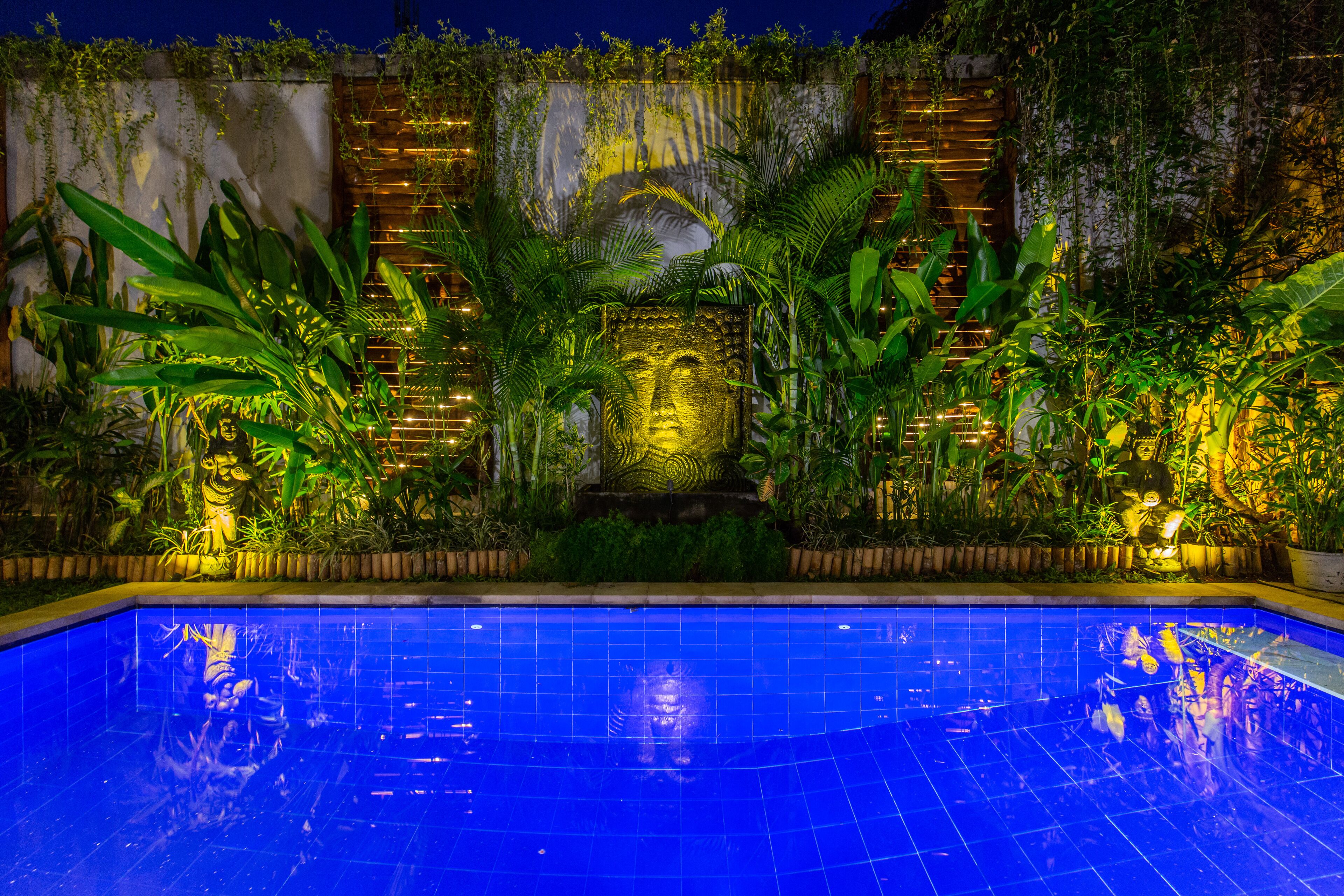 2 kolam renang outdoor, dengan kursi berjemur