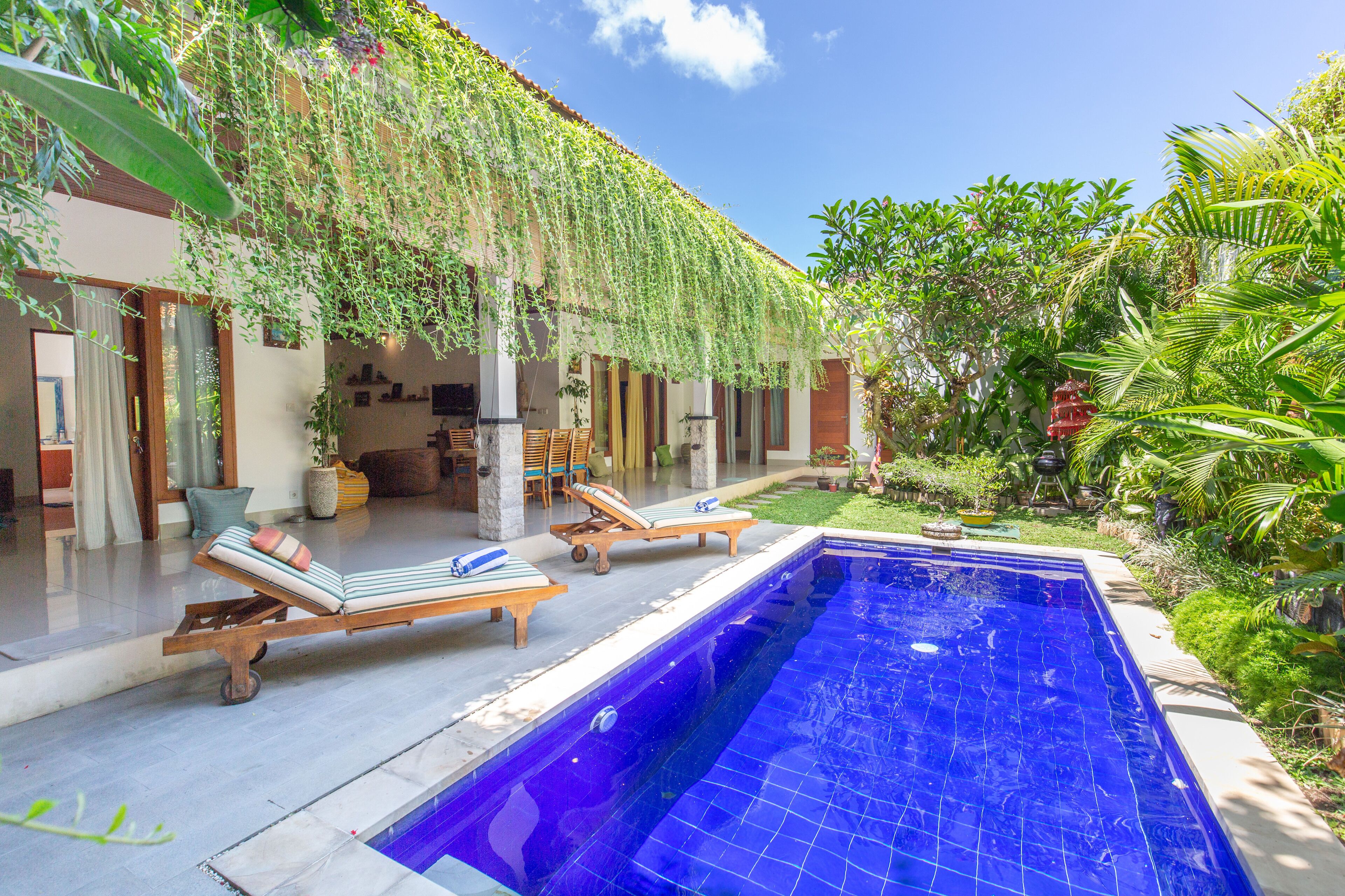 室外游泳池，提供泳池遮陽傘和日光浴躺椅