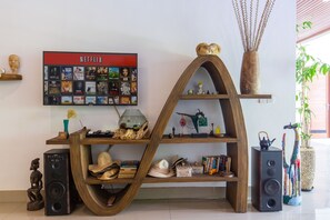 60-inch Smart TV with digital channels, TV, video game console - MasBro ART Villas (Seminyak)