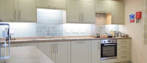 オーブン、食器洗い機、ハイチェア、冷凍庫