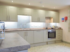 Forno, lavastoviglie, seggiolone, freezer