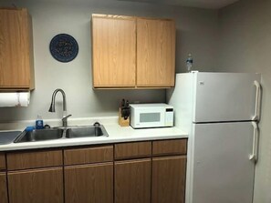 Kjøleskap, mikrobølgeovn, ovn og kokeplater