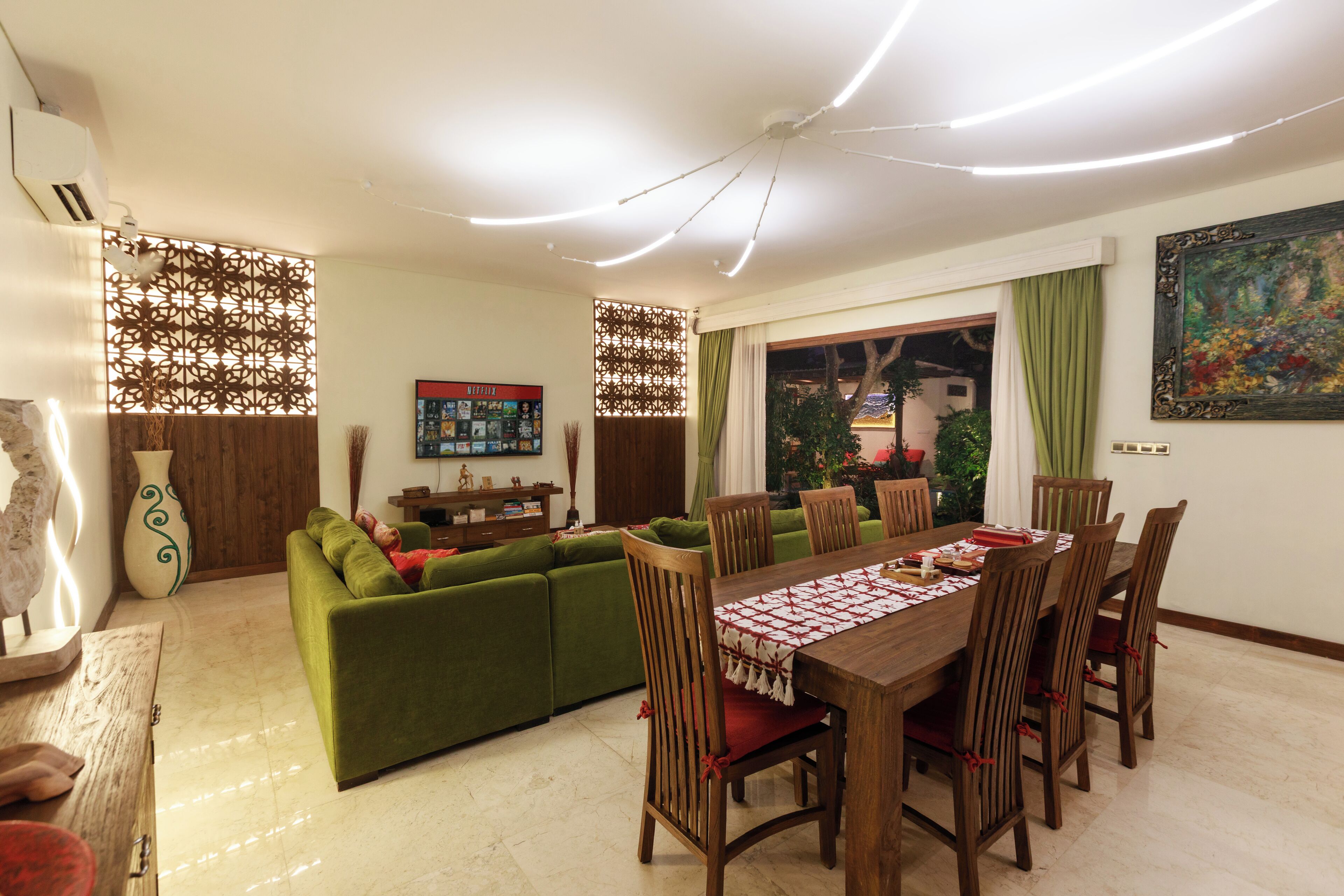 60-tums smart-tv med digitalkanaler, tv och en tv-spelskonsol