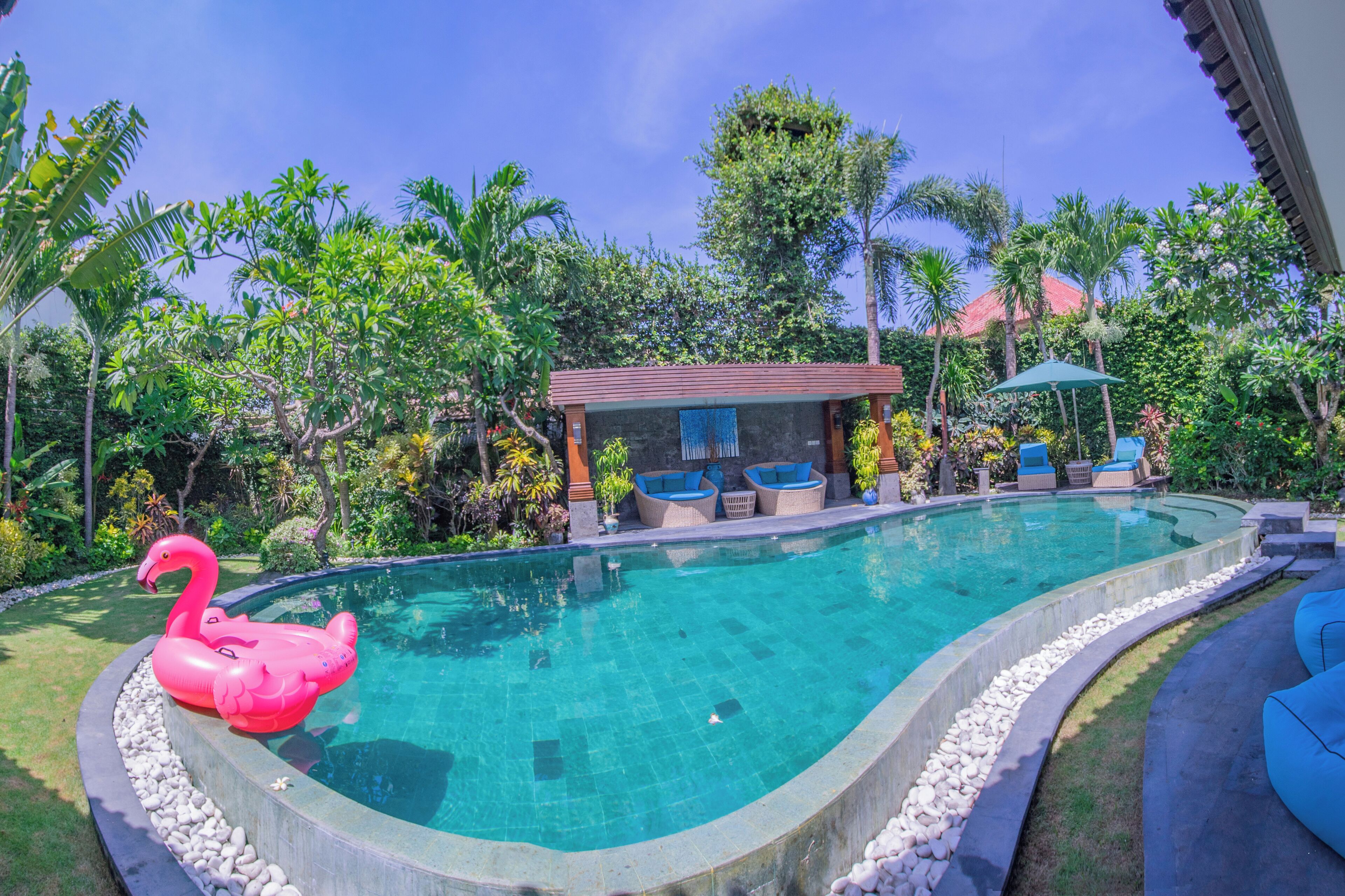 3 outdoor pools, pool umbrellas, pool loungers