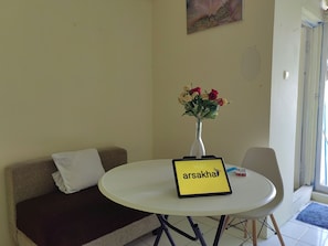 Studio | Living area | Flat-screen TV