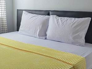 Apartamento, 2 habitaciones | Escritorio, sistema de insonorización, ropa de cama