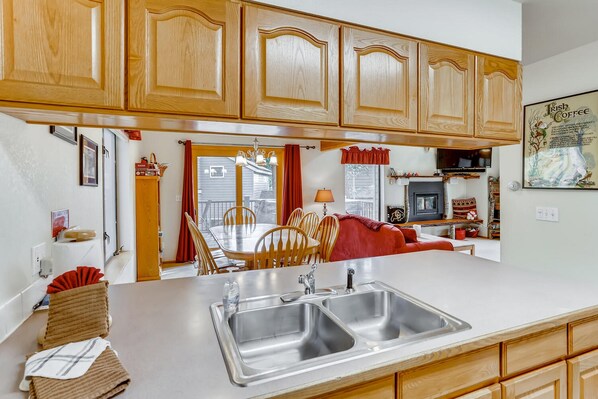 House, 3 Bedrooms | Private kitchen | Oven, cookware/dishes/utensils