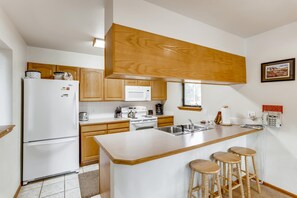 House, 3 Bedrooms | Private kitchen | Oven, cookware/dishes/utensils