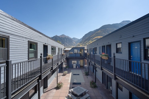 Modern Mid-Town Hideaway, Steps to Gondola, Walk Anywhere