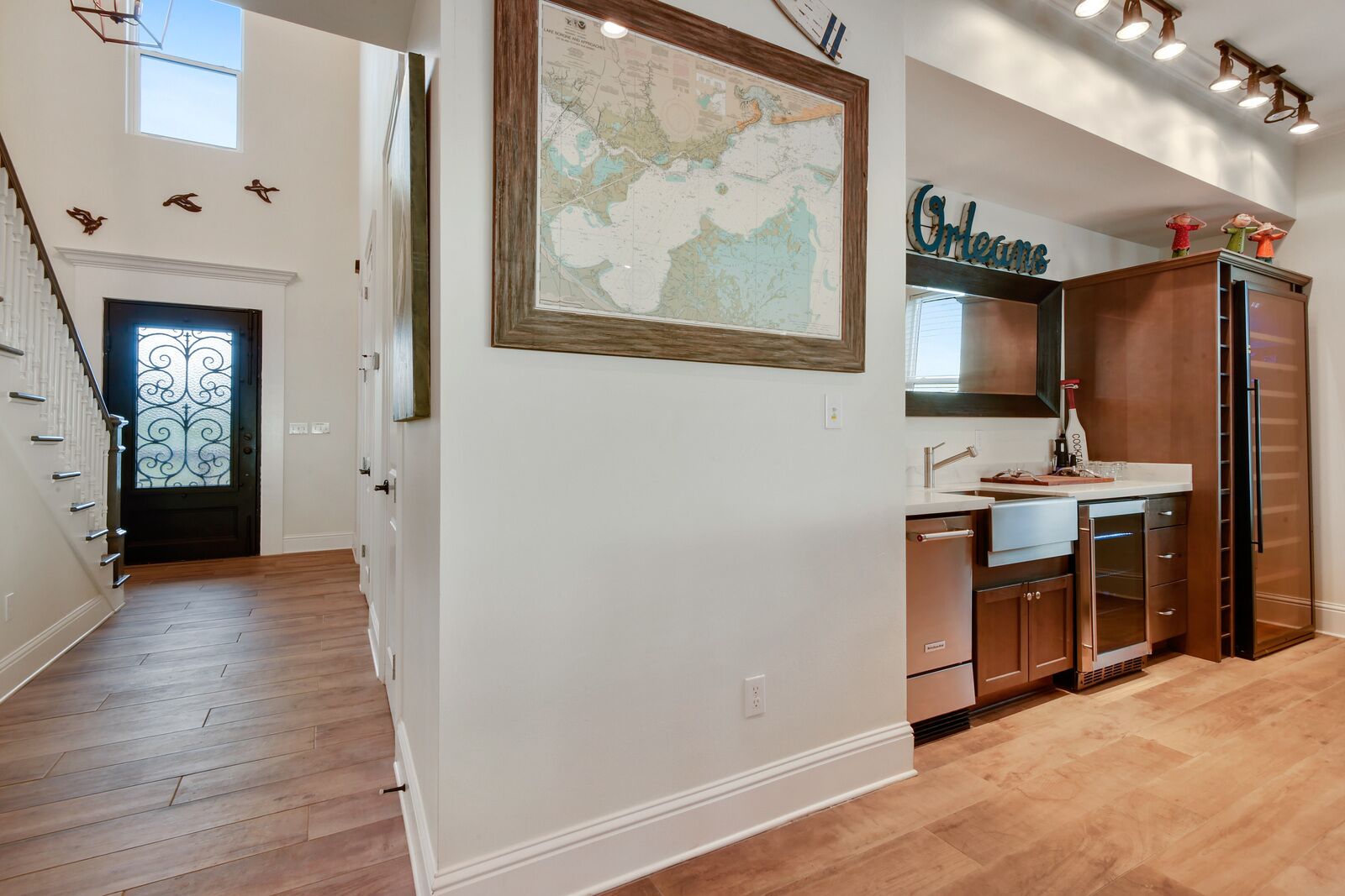 Una cocina amplia con armarios de madera, un refrigerador de acero inoxidable y un mapa grande en la pared.