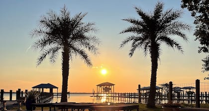 Bay Front House on Sandy Hook Dr! Longest personal pier(402ft). Read the reviews