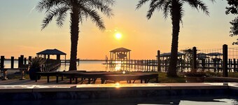 Bay Front House on Sandy Hook Dr! Longest personal pier(402ft). Read the reviews
