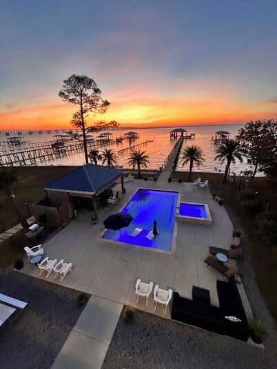 Bay Front House on Sandy Hook Dr! Longest personal pier(402ft). Read the reviews