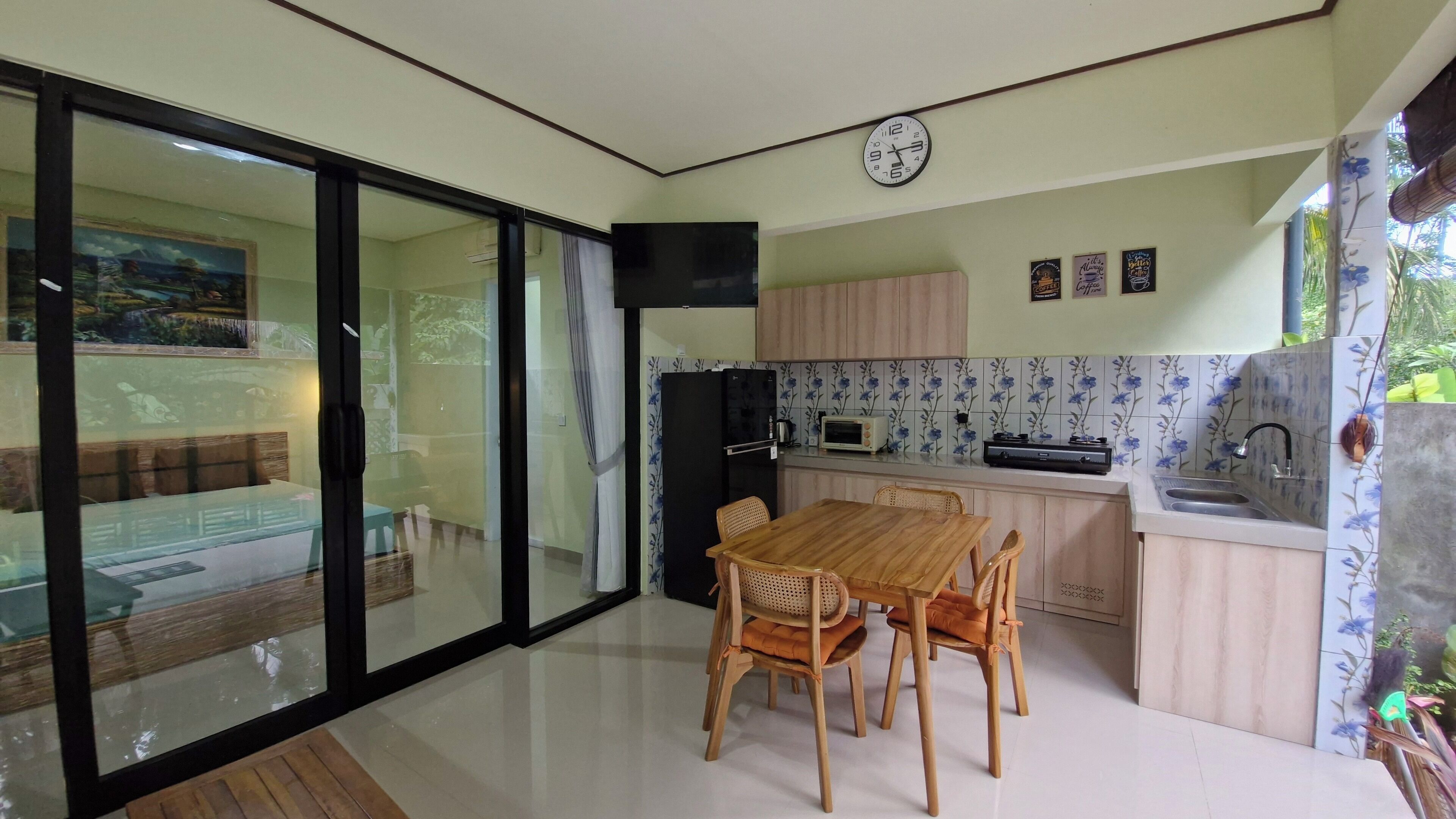 Villa familiar, 2 habitaciones, vista al jardín | Cocina privada | Refrigerador, horno, parrilla de estufa y tetera eléctrica 