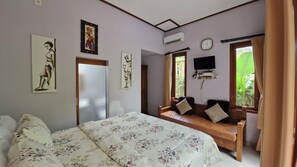 خزنة داخل الغرفة وبديكورات فريدة لكل غرفة وطراز فريد لكل وحدة ومكتب