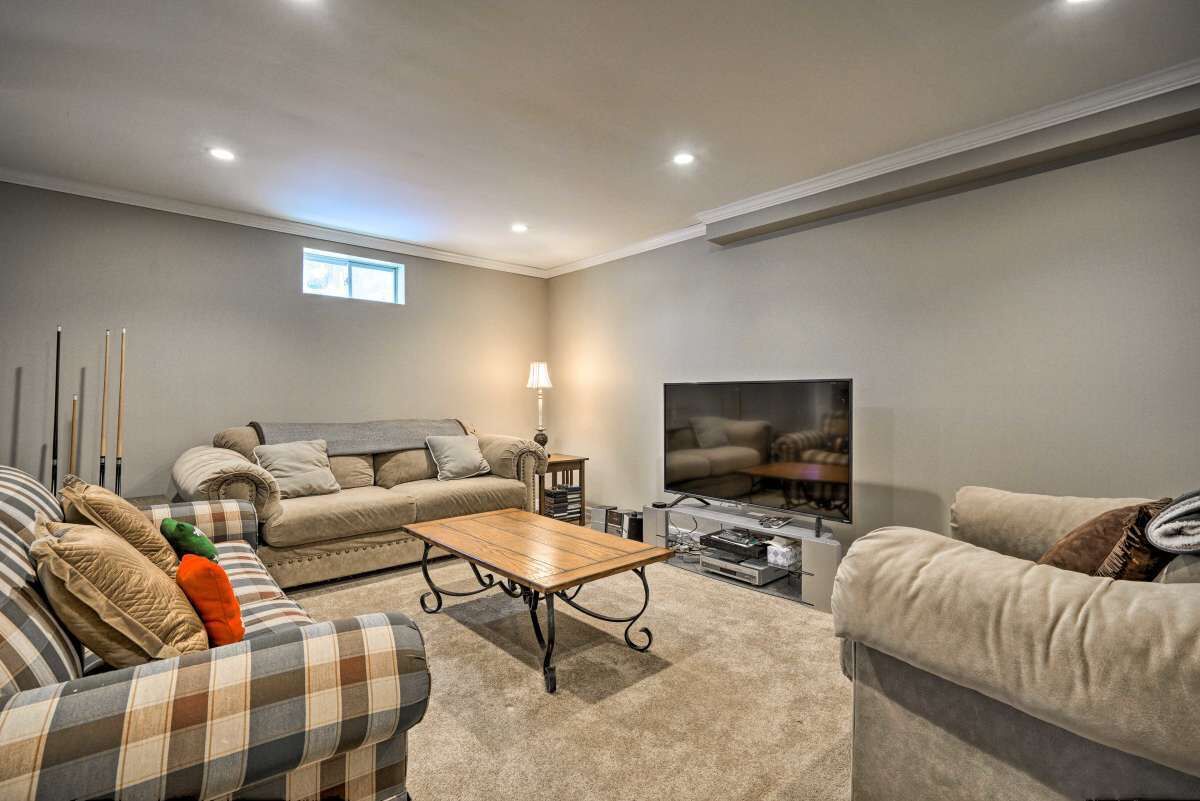 3300 sq ft in the Village! Modern 5 bdrm home w/Hot tub, pool table, ping pong+