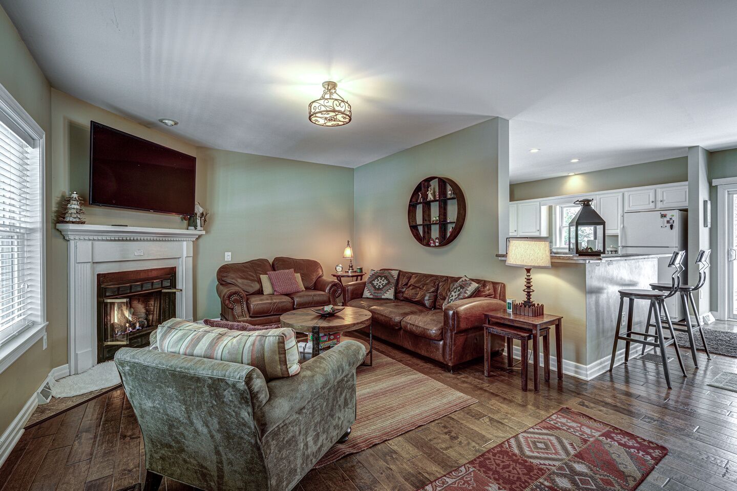 3300 sq ft in the Village! Modern 5 bdrm home w/Hot tub, pool table, ping pong+