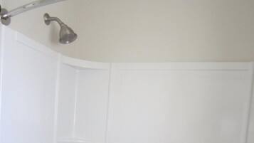 Deep-soaking bathtub