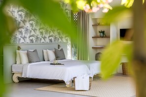 8 عدّة غرف نوم وخزنة داخل الغرفة ومكتب وستائر تعتيم