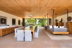 럭셔리 빌라 (Multiple Bedrooms) | 거실 공간 | 평면 TV, DVD 플레이어, 탁구